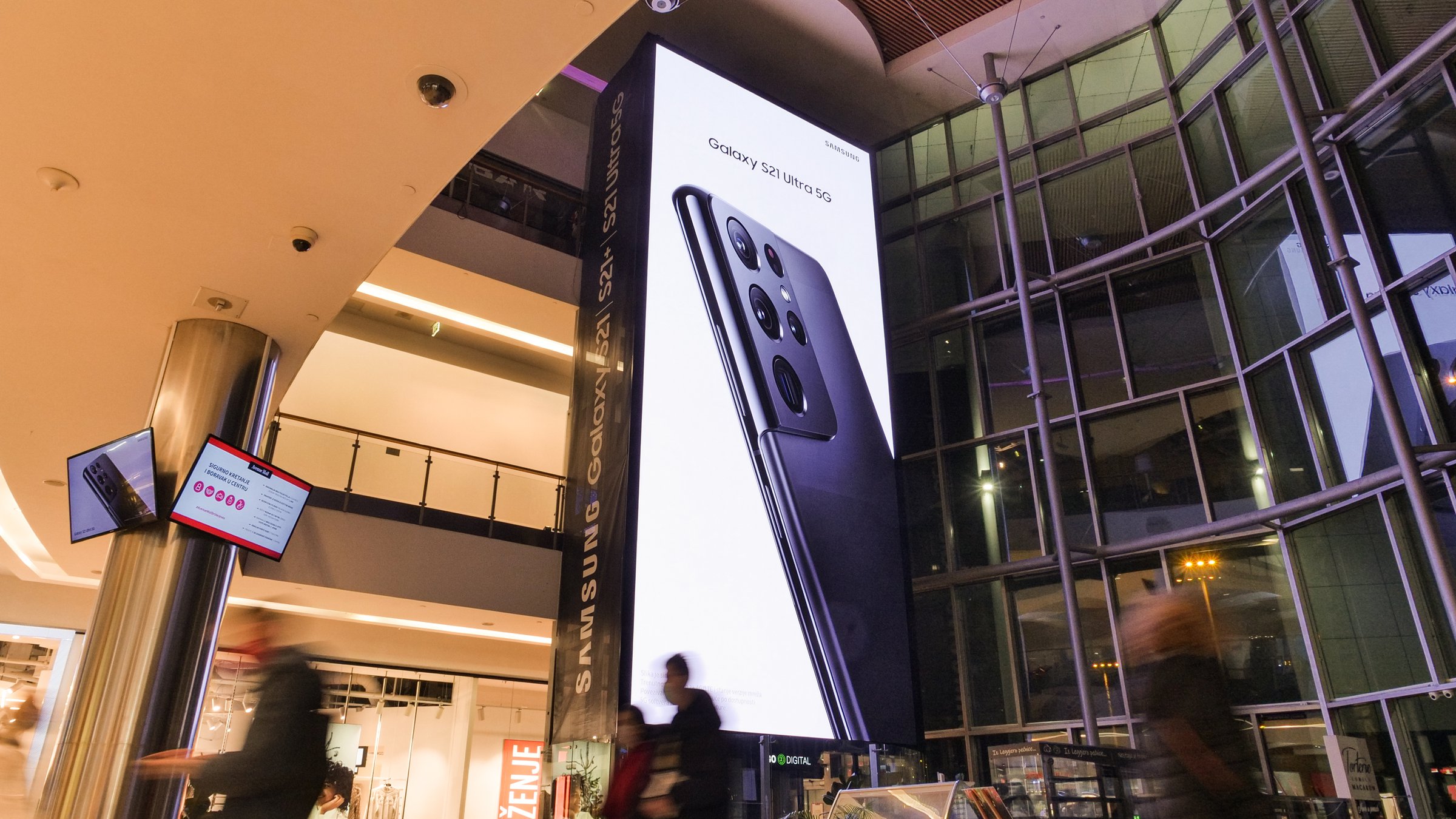 Avenue Mall lift - Image 3